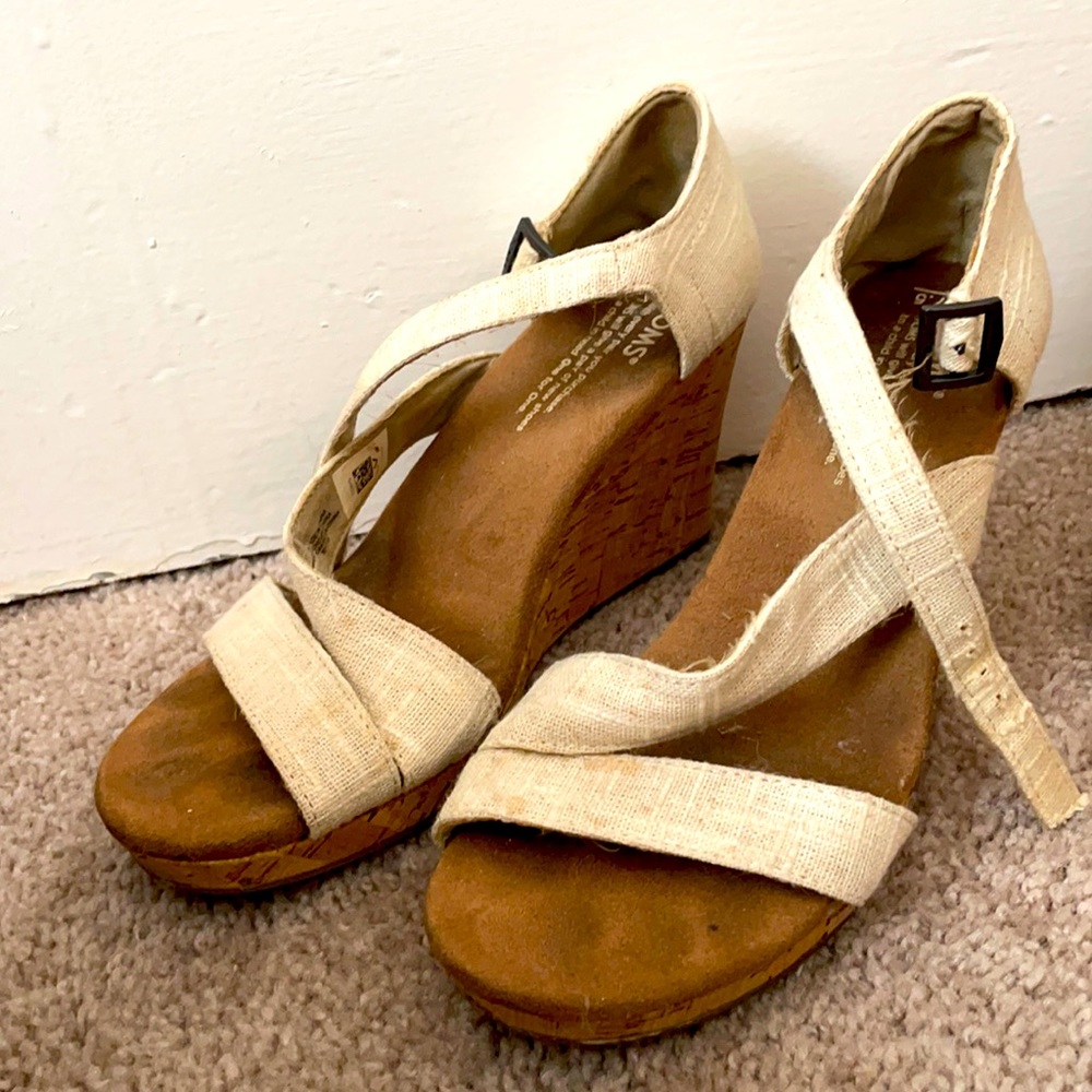 Tom’s linen wedges